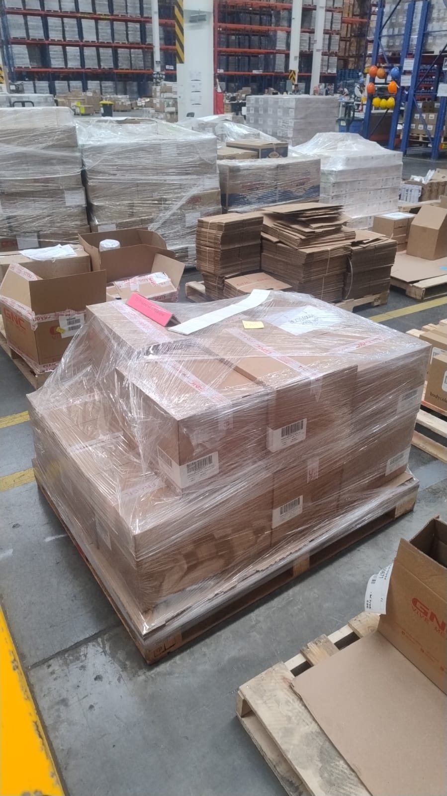 Tarima con cajas emplayadas en una bodega lista para salir a ruta