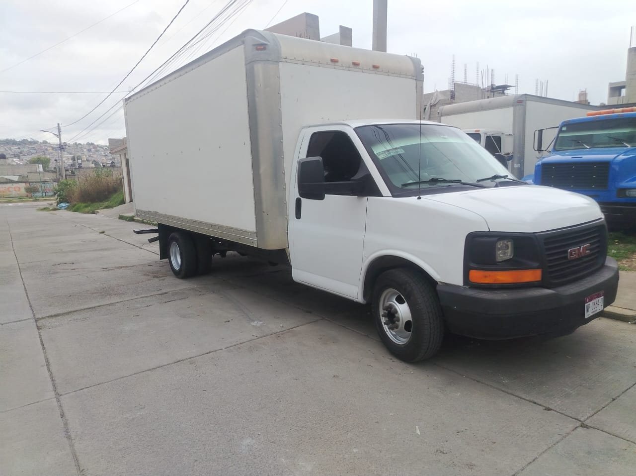 Camioneta de caja seca blanca lista para un flete local