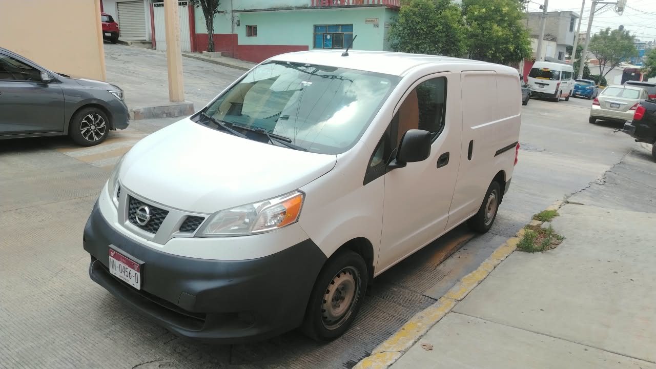 Van de carga blanca para entregas y paquetería en zona urbana